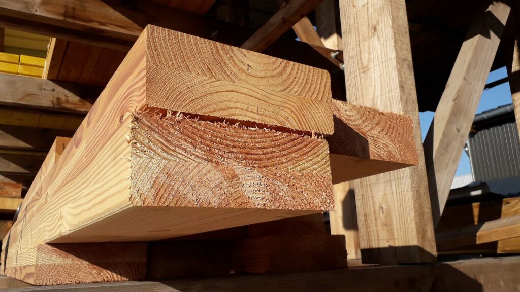 Photo de planches de bois découpés